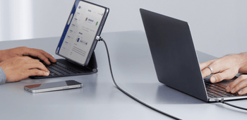 aufgeraeumtes-schreibtisch-setup-kabelmanagement