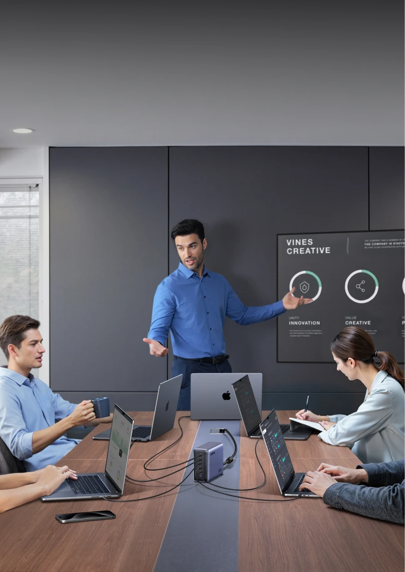 Das UGREEN Nexode 500 W 6-Port GaN Desktop Schnell-Ladegerät bietet das perfekte Gleichgewicht von Design und Praktikabilität und ist eine ausgezeichnete Wahl für jedes Büro.