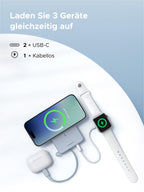 Die UGREEN MagFlow Powerbank kann gleichzeitig drei Geräte laden – über zwei USB-C-Anschlüsse und ein MagSafe-kompatibles kabelloses Ladepad für Smartphone, Ohrhörer und Smartwatch.