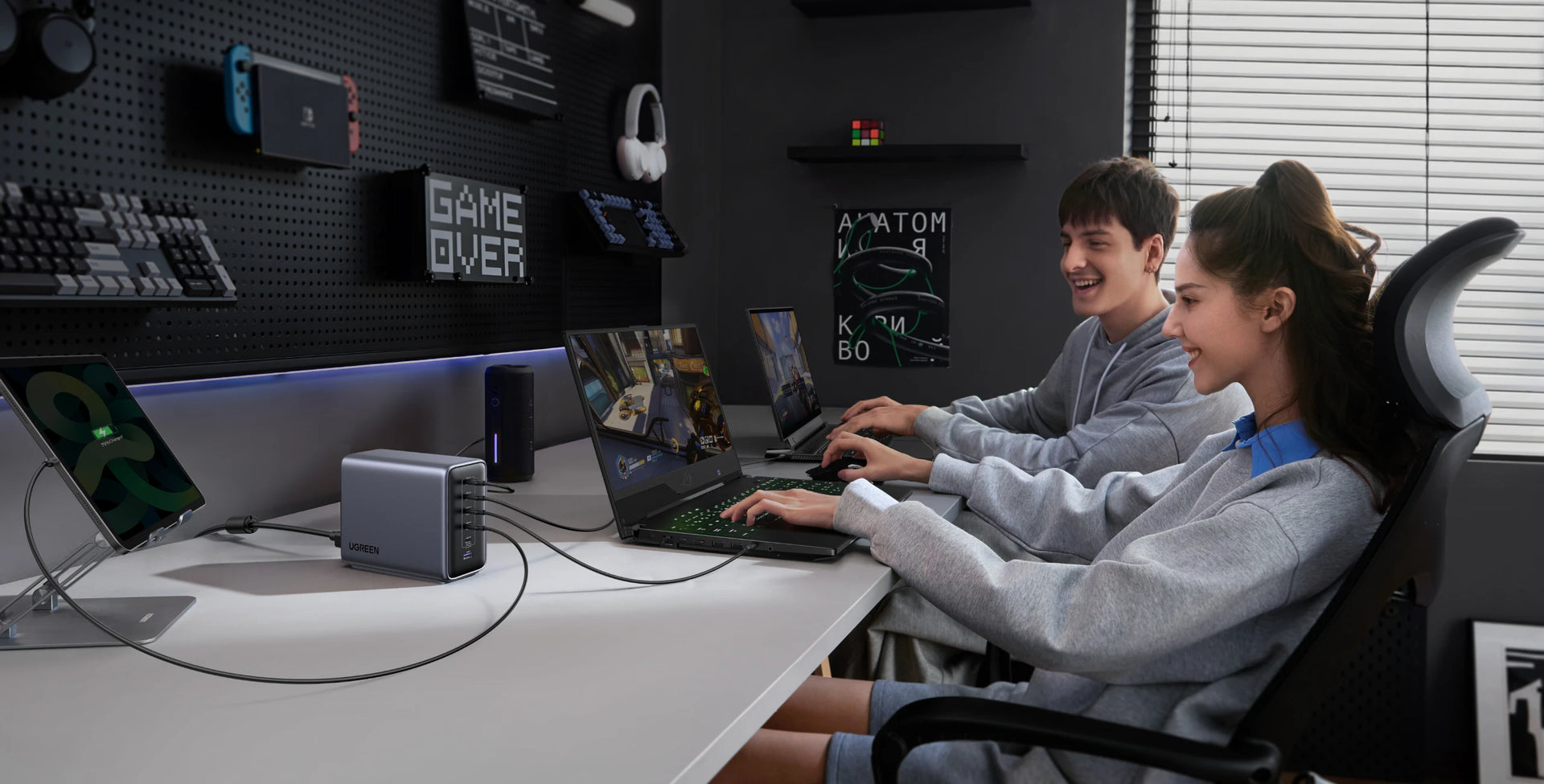 Das UGREEN Nexode 500 W 6-Port GaN Desktop Schnell-Ladegerät bietet das perfekte Gleichgewicht von Design und Praktikabilität und ist ideal für Gaming-Setups.