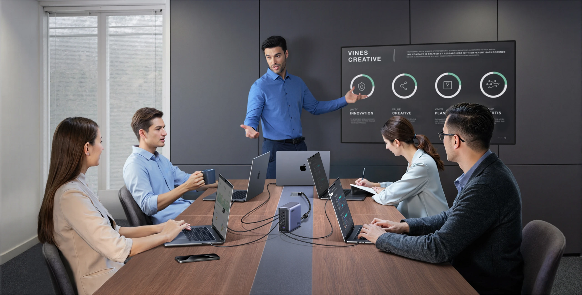 Das UGREEN Nexode 500 W 6-Port GaN Desktop Schnell-Ladegerät bietet das perfekte Gleichgewicht von Design und Praktikabilität und ist eine ausgezeichnete Wahl für jedes Büro.