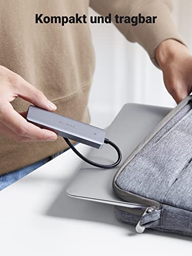 Der UGREEN USB-C Hub (4-Port, USB 3.0, OTG) dient als leichte und tragbare dockingstation, die sich mühelos in Taschen verstauen lässt und unterwegs vielseitige Konnektivität bietet.